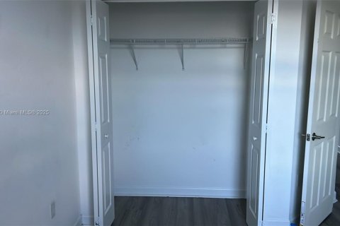 Снять в аренду таунхаус в Майами, Флорида 3 спальни, 133.87м2, № 1948289 - фото 9