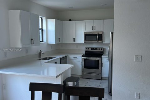 Снять в аренду таунхаус в Майами, Флорида 3 спальни, 133.87м2, № 1948289 - фото 3