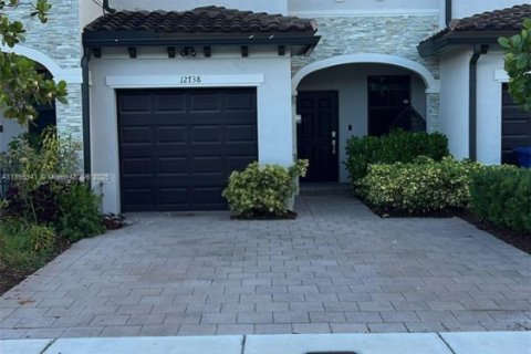 Снять в аренду таунхаус в Майами, Флорида 3 спальни, 133.87м2, № 1948289 - фото 1