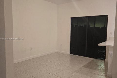 Снять в аренду таунхаус в Майами, Флорида 3 спальни, 133.87м2, № 1948289 - фото 14