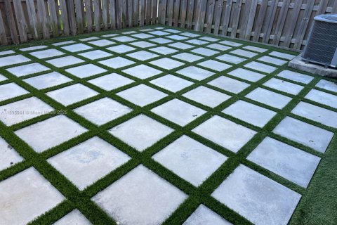 Снять в аренду таунхаус в Майами, Флорида 3 спальни, 133.87м2, № 1948289 - фото 10