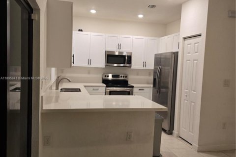 Снять в аренду таунхаус в Майами, Флорида 3 спальни, 133.87м2, № 1948289 - фото 15