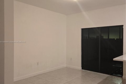 Снять в аренду таунхаус в Майами, Флорида 3 спальни, 133.87м2, № 1948289 - фото 16