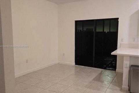 Снять в аренду таунхаус в Майами, Флорида 3 спальни, 133.87м2, № 1948289 - фото 11