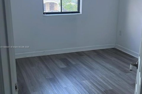 Снять в аренду таунхаус в Майами, Флорида 3 спальни, 133.87м2, № 1948289 - фото 8