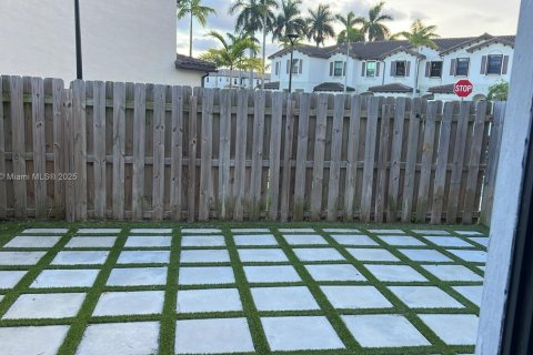Снять в аренду таунхаус в Майами, Флорида 3 спальни, 133.87м2, № 1948289 - фото 4