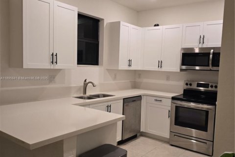 Снять в аренду таунхаус в Майами, Флорида 3 спальни, 133.87м2, № 1948289 - фото 12