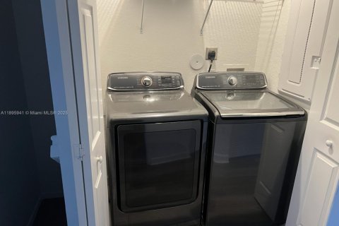 Снять в аренду таунхаус в Майами, Флорида 3 спальни, 133.87м2, № 1948289 - фото 5