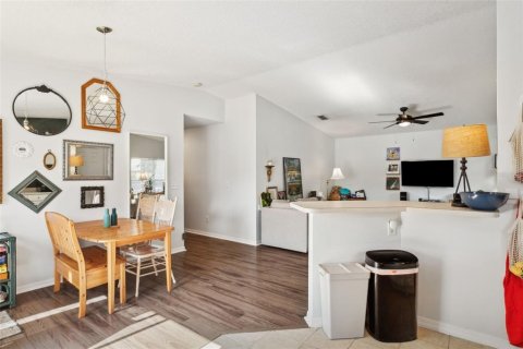 House in Saint Petersburg, Florida 3 bedrooms, 111.48 sq.m. № 1654283 - photo 12
