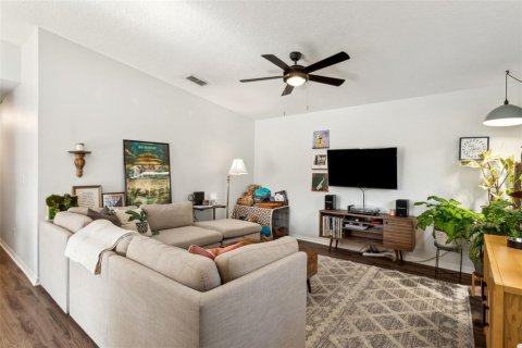House in Saint Petersburg, Florida 3 bedrooms, 111.48 sq.m. № 1654283 - photo 4