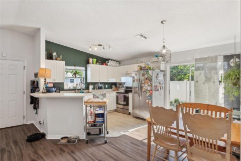 House in Saint Petersburg, Florida 3 bedrooms, 111.48 sq.m. № 1654283 - photo 8