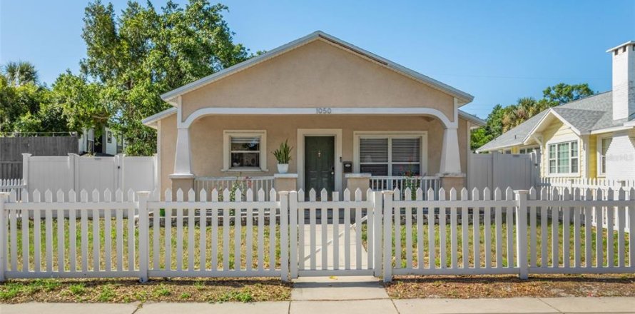 House in Saint Petersburg, Florida 3 bedrooms, 111.48 sq.m. № 1654283
