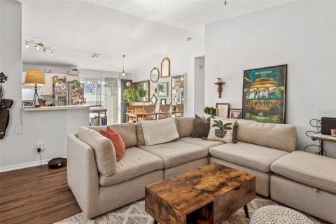 House in Saint Petersburg, Florida 3 bedrooms, 111.48 sq.m. № 1654283 - photo 5