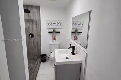 House in Miami, Florida 2 bedrooms, 69.68 sq.m. № 1990177 - photo 3