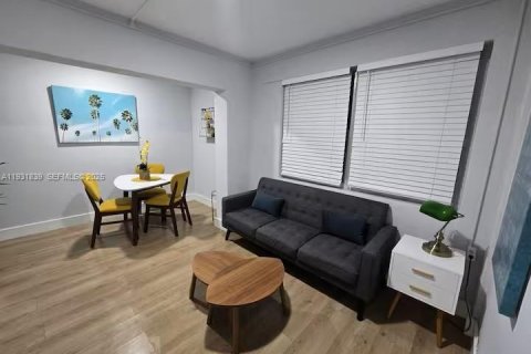 House in Miami, Florida 2 bedrooms, 69.68 sq.m. № 1990177