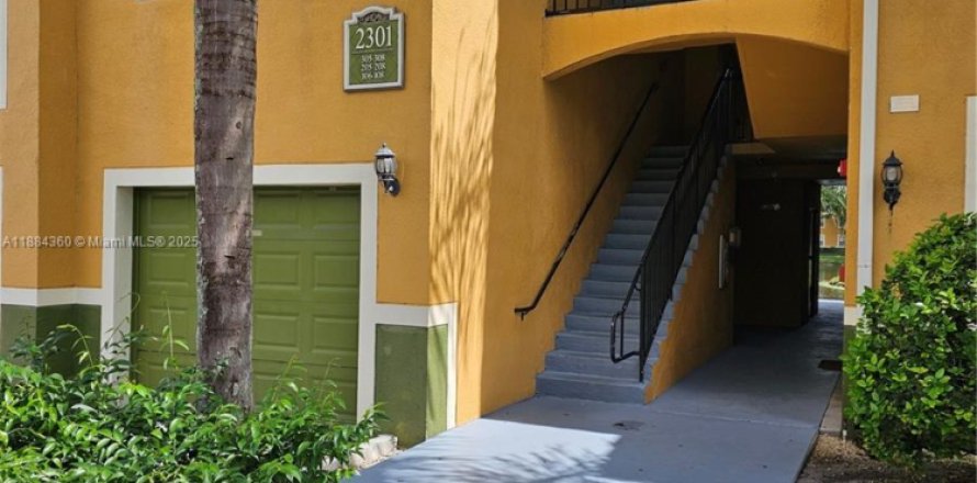 Кондоминиум с 2 спальнями в Мирамар, Флорида № 1948626