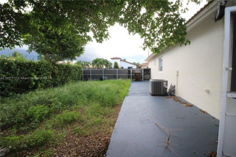 Condo in Hialeah, Florida, 3 bedrooms  № 1922708 - photo 17