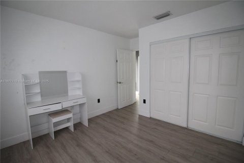 Condo in Hialeah, Florida, 3 bedrooms  № 1922708 - photo 11