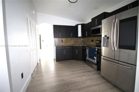 Condo in Hialeah, Florida, 3 bedrooms  № 1922708 - photo 12