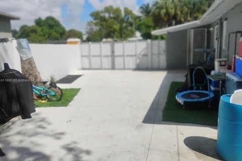 Casa en venta en Fort Lauderdale, Florida, 3 dormitorios, 84.73 m2 № 2169730 - foto 2