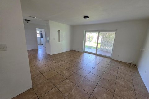 House in Saint Petersburg, Florida 2 bedrooms, 85.93 sq.m. № 2376871 - photo 2