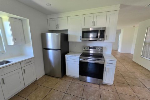 House in Saint Petersburg, Florida 2 bedrooms, 85.93 sq.m. № 2376871 - photo 7