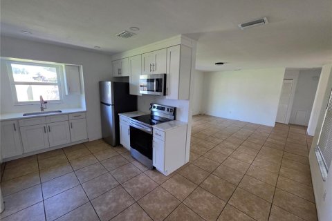 House in Saint Petersburg, Florida 2 bedrooms, 85.93 sq.m. № 2376871 - photo 6