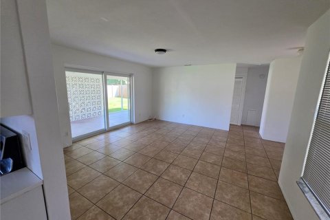 House in Saint Petersburg, Florida 2 bedrooms, 85.93 sq.m. № 2376871 - photo 5