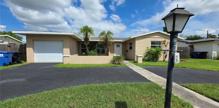 House in Saint Petersburg, Florida 2 bedrooms, 85.93 sq.m. № 2376871