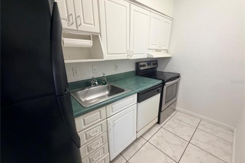 Condominio en venta en Orlando, Florida, 4 dormitorios, 76.18 m2 № 2207694 - foto 3