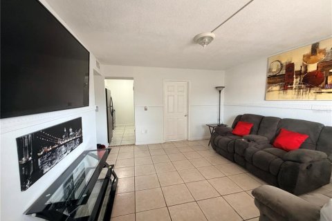 Condominio en venta en Orlando, Florida, 4 dormitorios, 76.18 m2 № 2207694 - foto 2