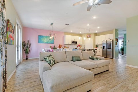 House in Deltona, Florida 5 bedrooms, 260.5 sq.m. № 2210323 - photo 7