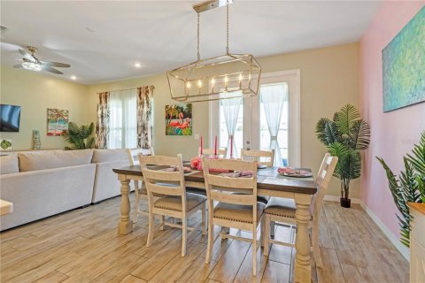 House in Deltona, Florida 5 bedrooms, 260.5 sq.m. № 2210323 - photo 10