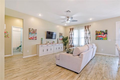 House in Deltona, Florida 5 bedrooms, 260.5 sq.m. № 2210323 - photo 12