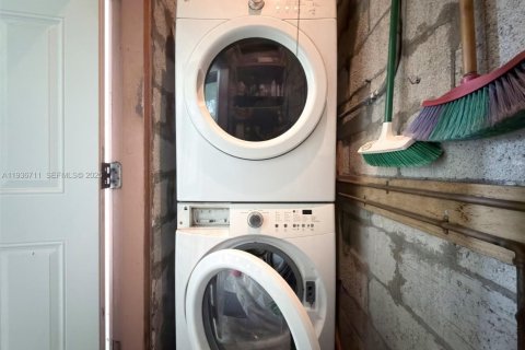 Villa ou maison à vendre à Miami, Floride: 3 chambres, 139.73 m2 № 1994954 - photo 21