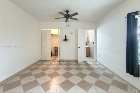 Villa ou maison à vendre à Miami, Floride: 3 chambres, 139.73 m2 № 1994954 - photo 17