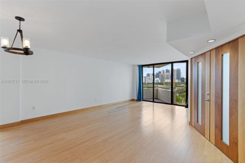 Condominio en alquiler en Miami, Florida, 2 dormitorios, 106.37 m2 № 1982103 - foto 22