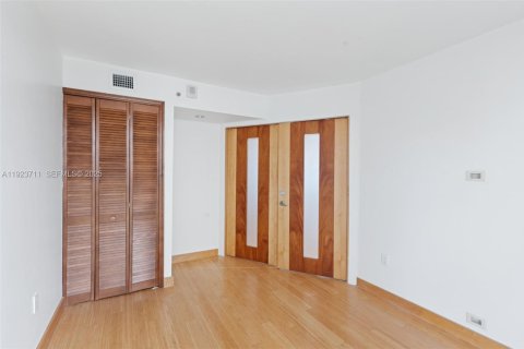 Condominio en alquiler en Miami, Florida, 2 dormitorios, 106.37 m2 № 1982103 - foto 13