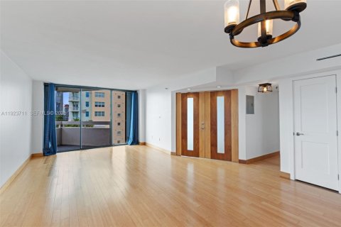 Condominio en alquiler en Miami, Florida, 2 dormitorios, 106.37 m2 № 1982103 - foto 2