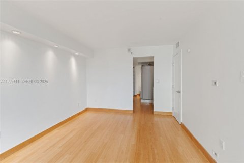 Condominio en alquiler en Miami, Florida, 2 dormitorios, 106.37 m2 № 1982103 - foto 18