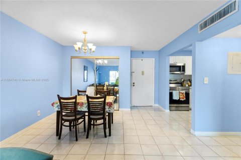 Condo in Hallandale Beach, Florida, 2 bedrooms  № 1893526 - photo 24