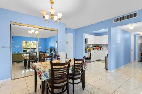 Condo in Hallandale Beach, Florida, 2 bedrooms  № 1893526 - photo 25
