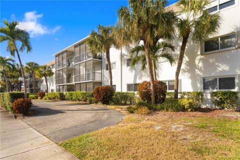 Condo in Hallandale Beach, Florida, 2 bedrooms  № 1893526 - photo 3