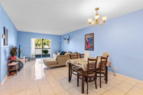 Condo in Hallandale Beach, Florida, 2 bedrooms  № 1893526 - photo 19