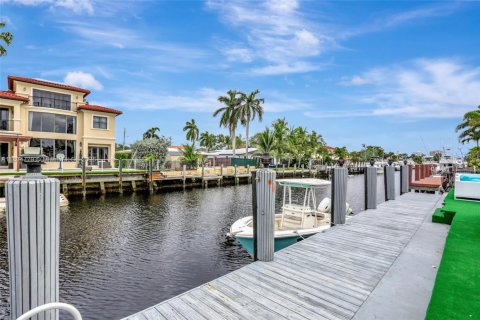House in Pompano Beach, Florida 3 bedrooms, 121.98 sq.m. № 1827625 - photo 8