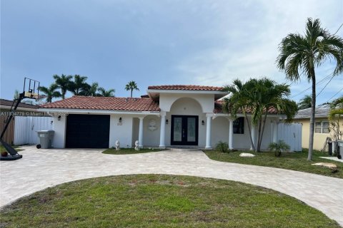 House in Pompano Beach, Florida 3 bedrooms, 121.98 sq.m. № 1827625 - photo 2