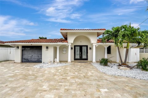 House in Pompano Beach, Florida 3 bedrooms, 121.98 sq.m. № 1827625 - photo 4