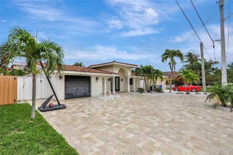 House in Pompano Beach, Florida 3 bedrooms, 121.98 sq.m. № 1827625 - photo 5