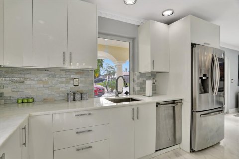 House in Pompano Beach, Florida 3 bedrooms, 121.98 sq.m. № 1827625 - photo 25