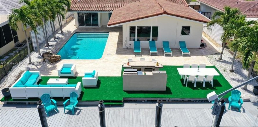 House in Pompano Beach, Florida 3 bedrooms, 121.98 sq.m. № 1827625